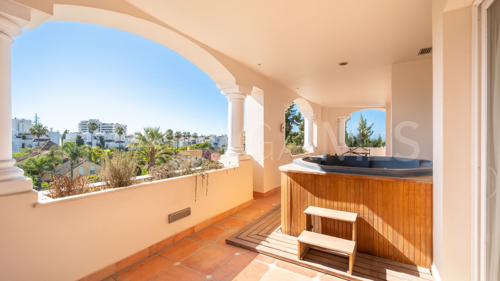 Lägenhet for sale in Guadalpin Suites