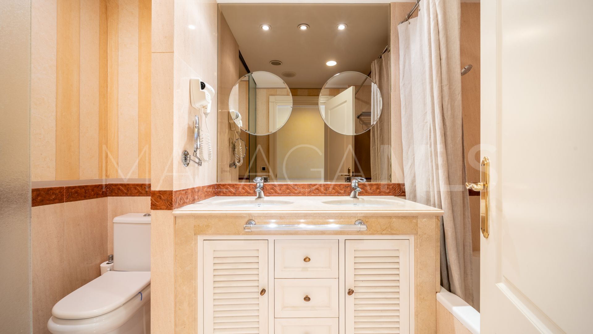 Lägenhet for sale in Guadalpin Suites