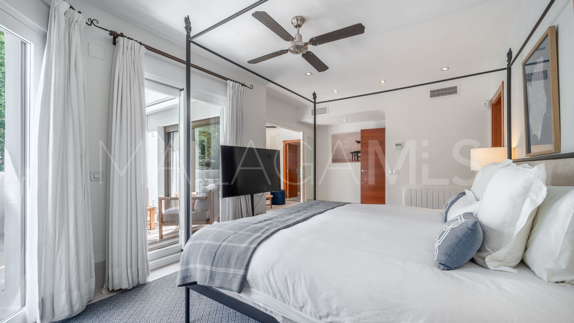 Buy 4 bedrooms penthouse in Golden Beach