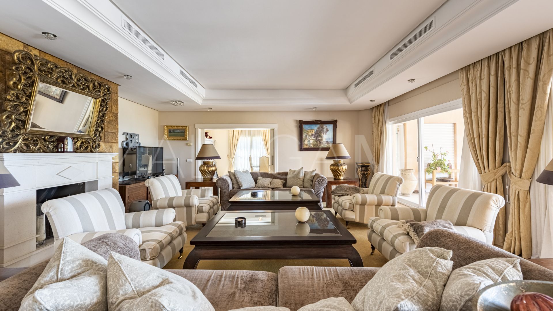 Villa for sale in Estepona