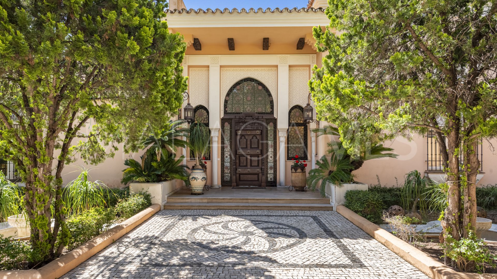 Villa for sale in Estepona