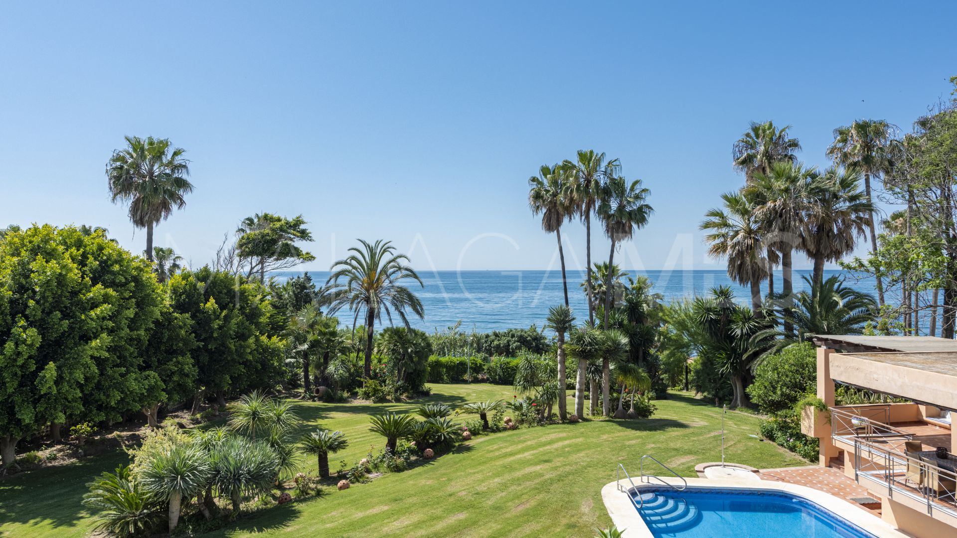 Villa for sale in Estepona