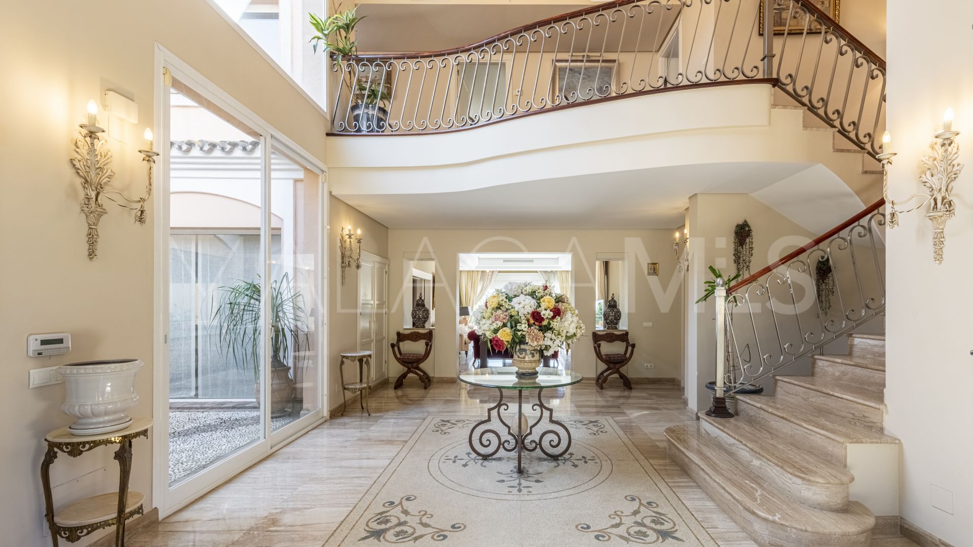 Villa for sale in Estepona
