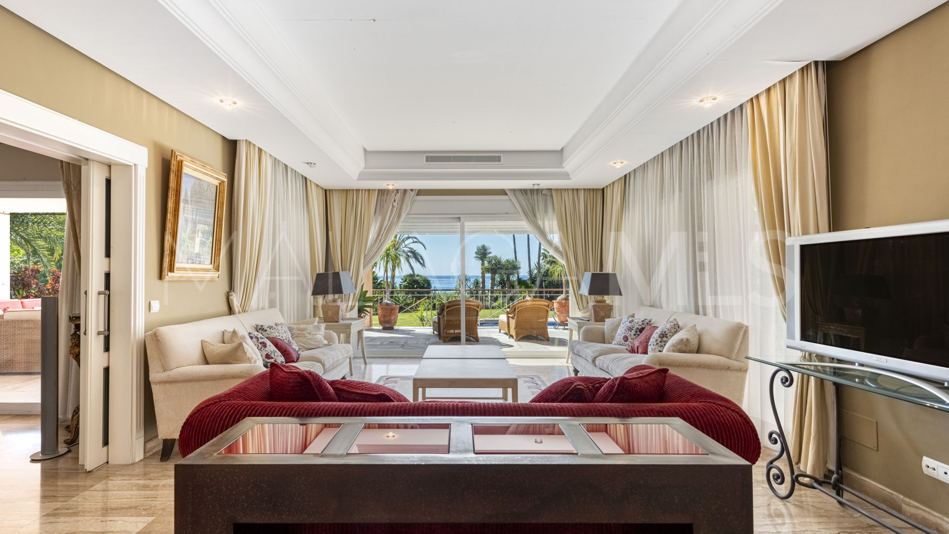 Villa for sale in Estepona
