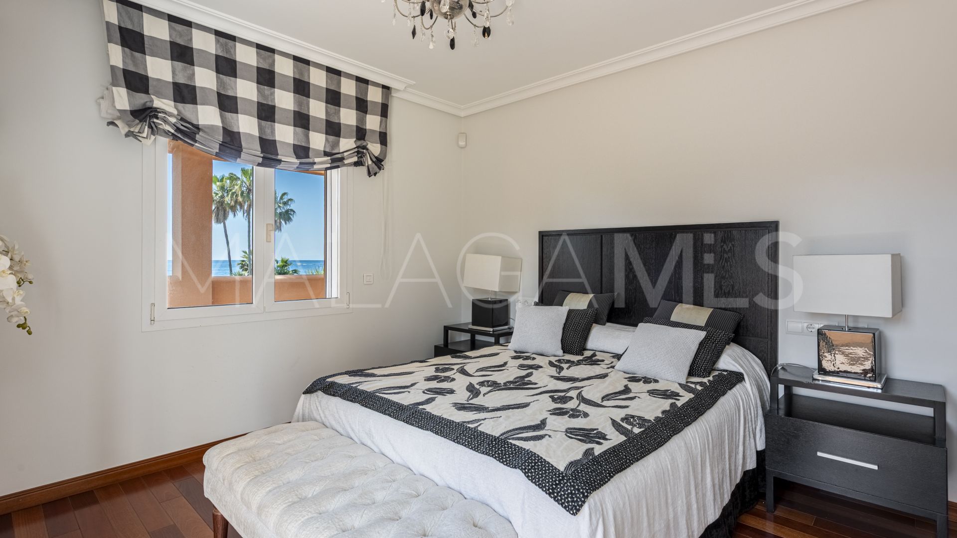 Villa for sale in Estepona