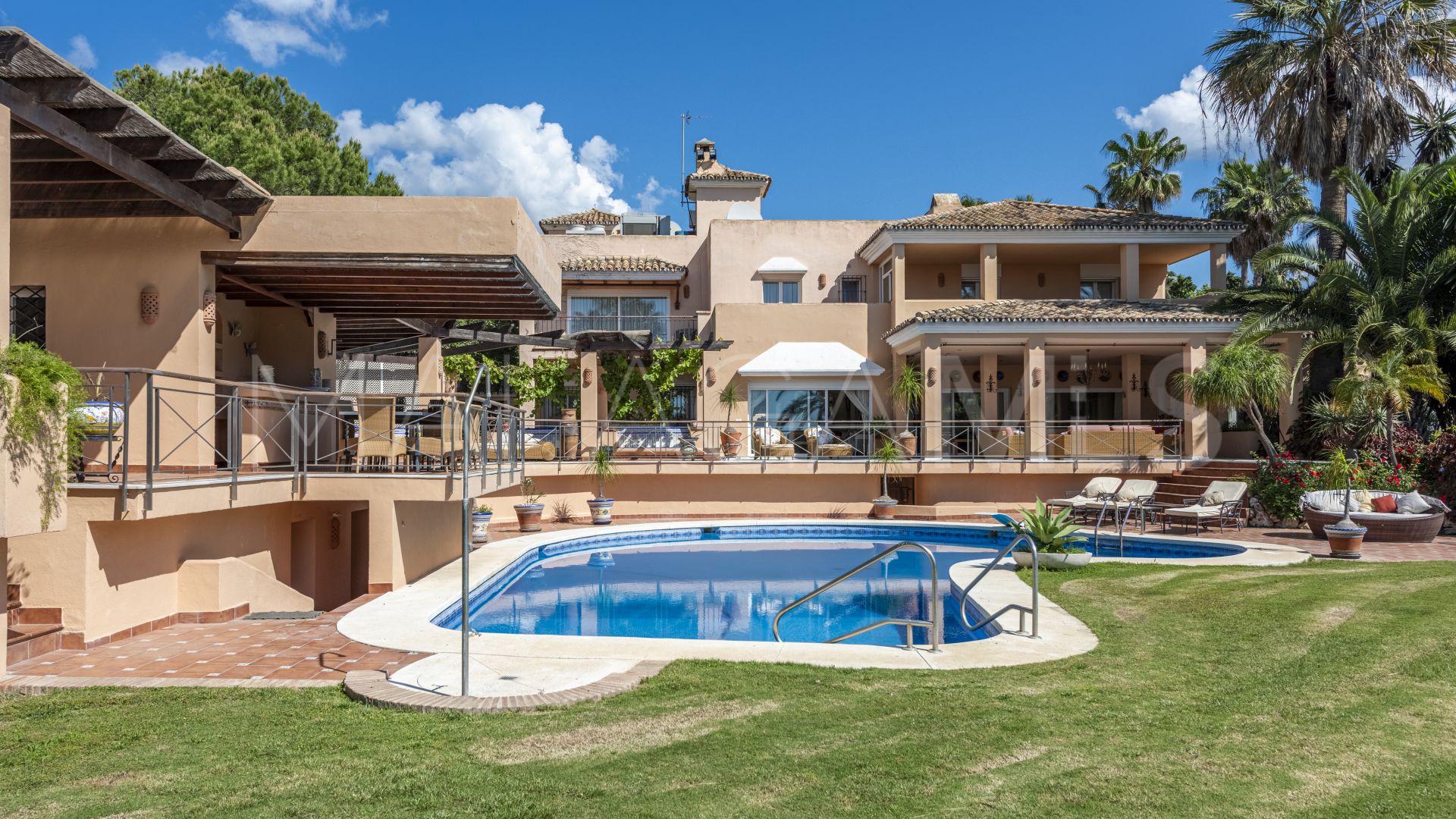 Villa for sale in Estepona