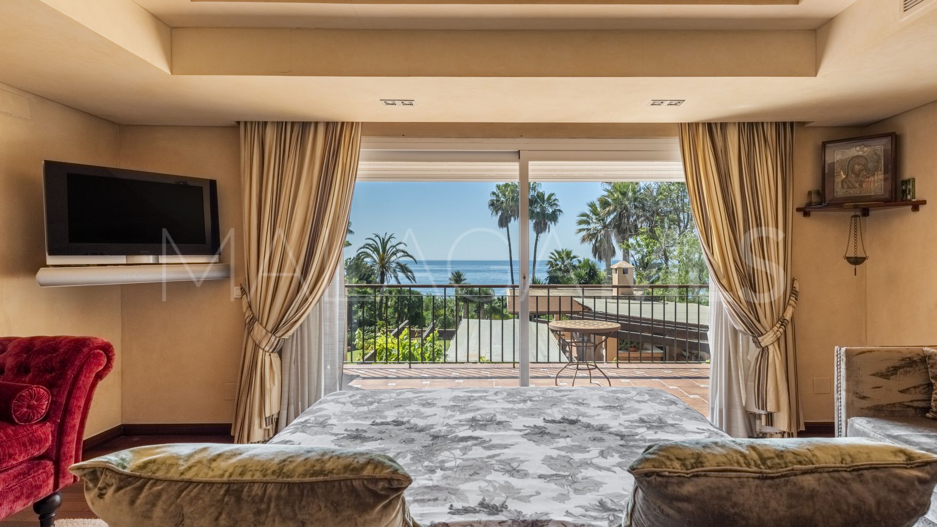 Villa for sale in Estepona