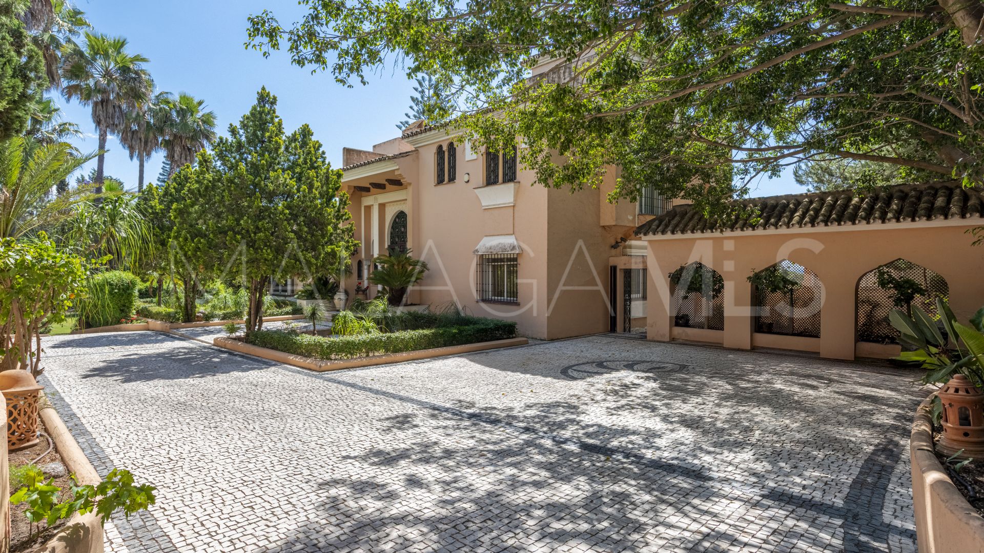 Villa for sale in Estepona