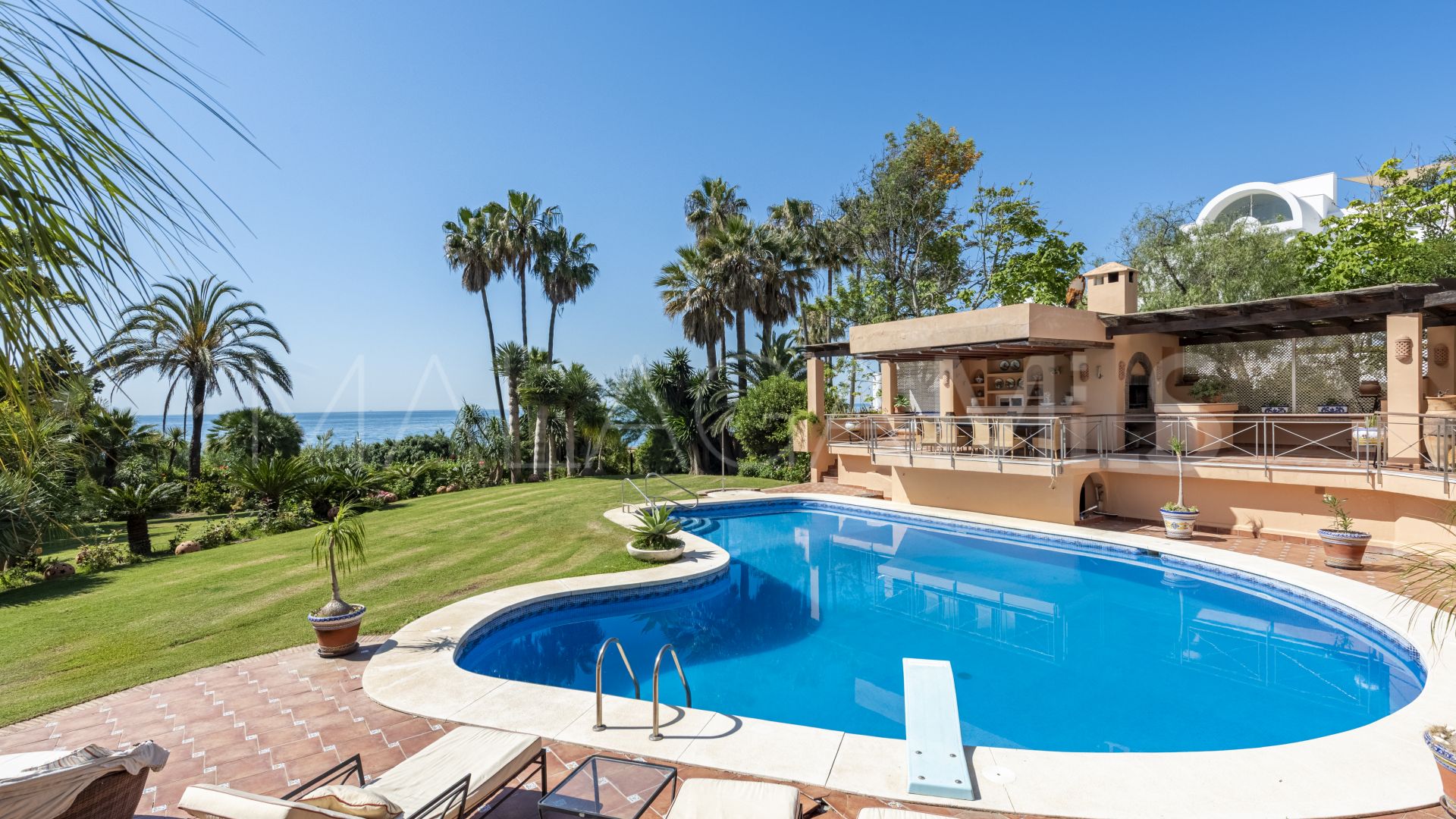 Villa for sale in Estepona