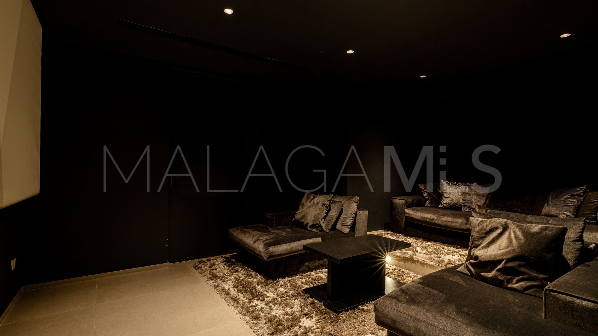Villa for sale in Elviria