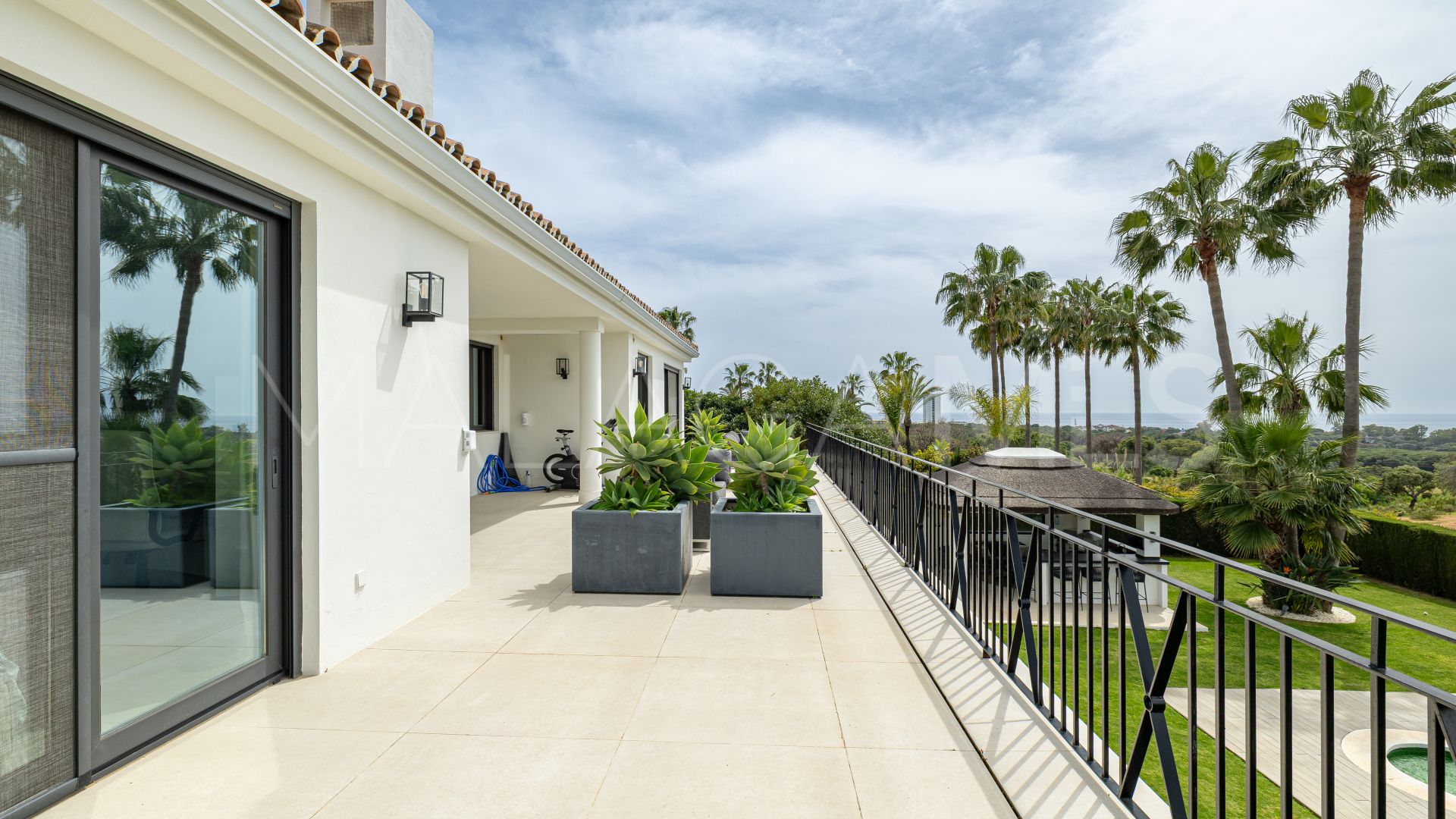 Villa for sale in Elviria
