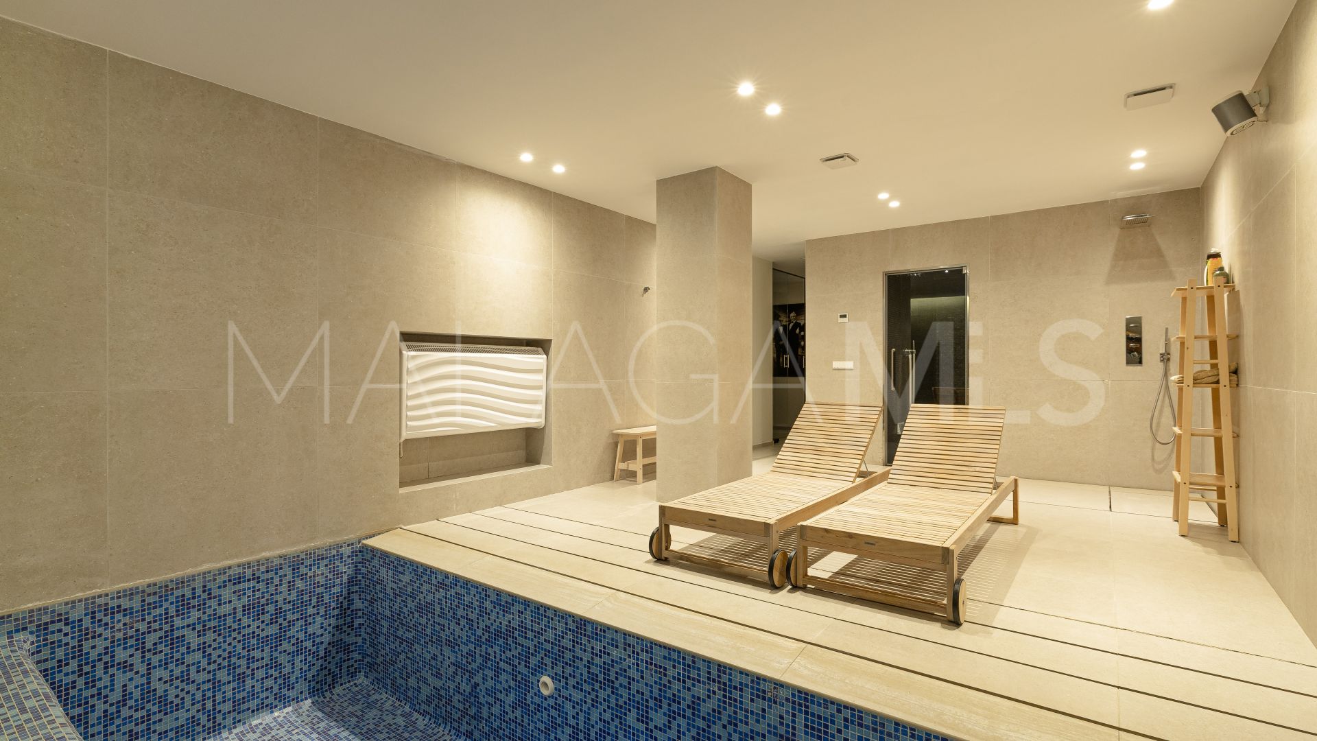 Villa for sale in Elviria