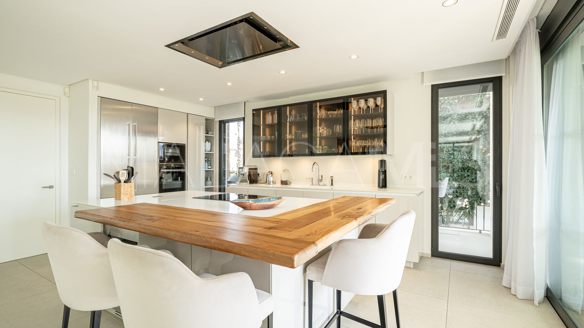 Villa for sale in Elviria
