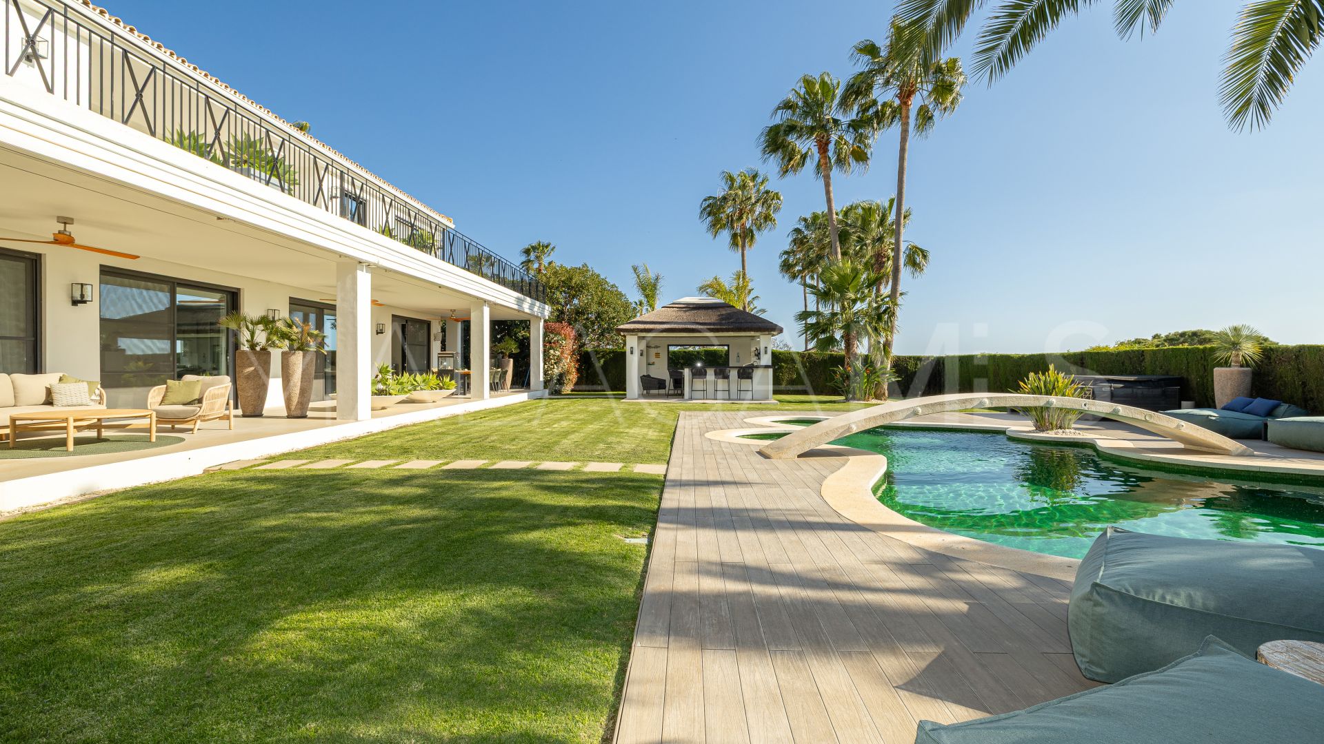 Villa for sale in Elviria