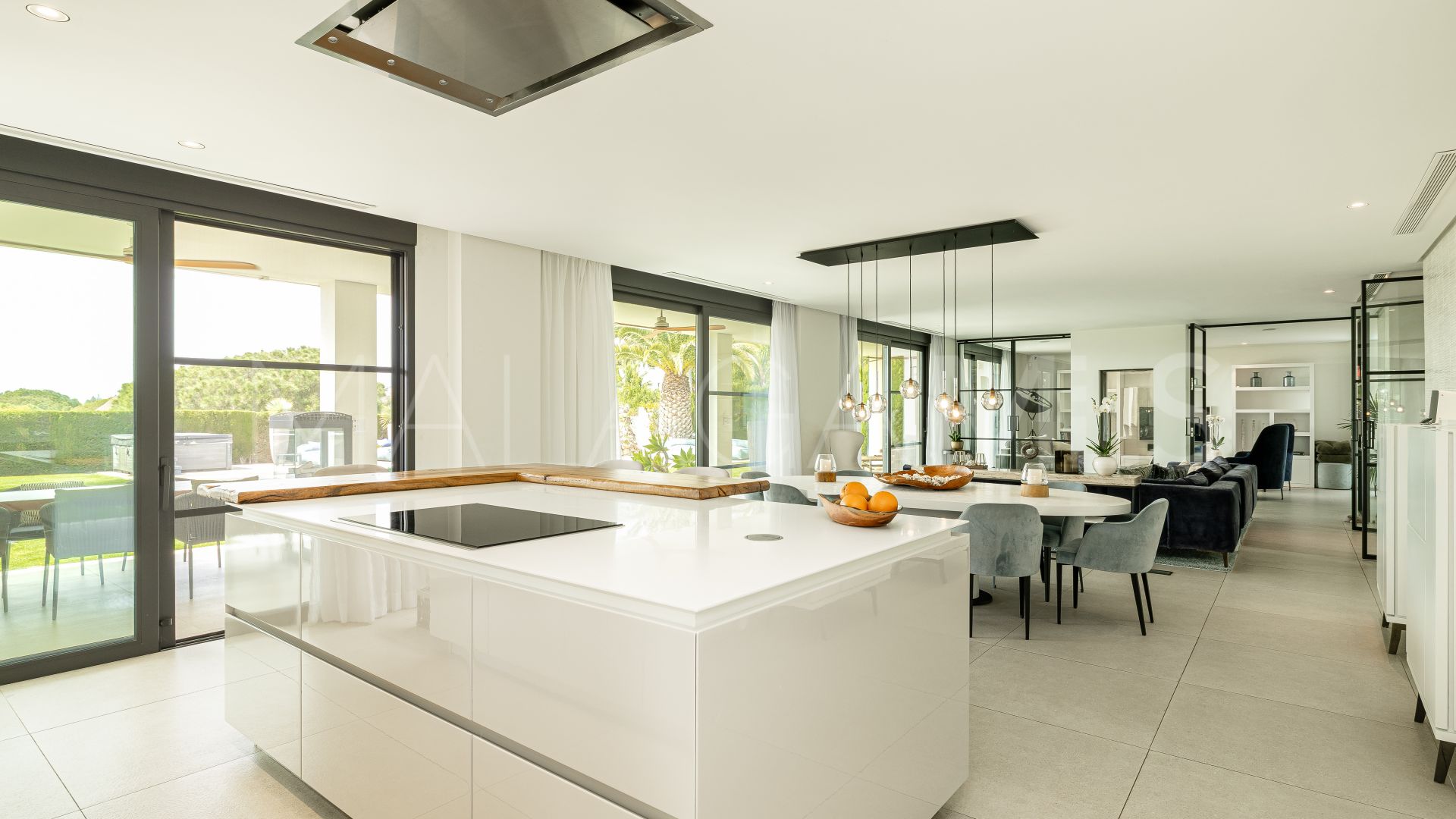 Villa for sale in Elviria