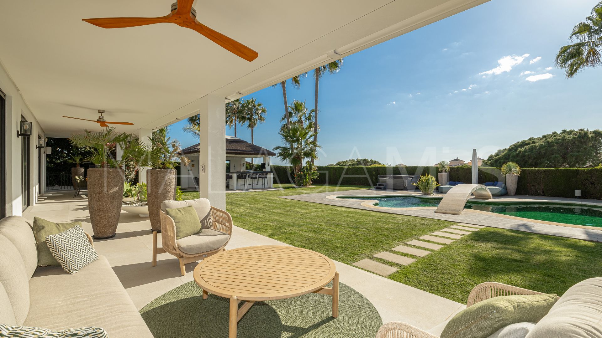 Villa for sale in Elviria