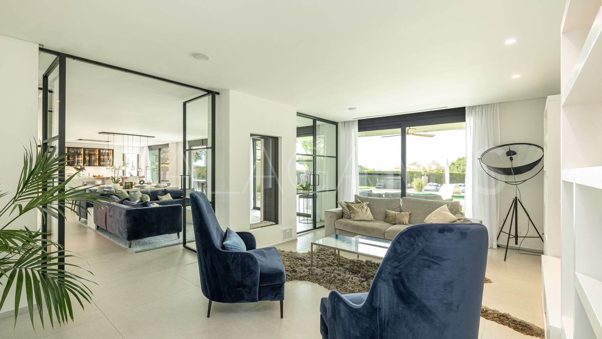 Villa for sale in Elviria