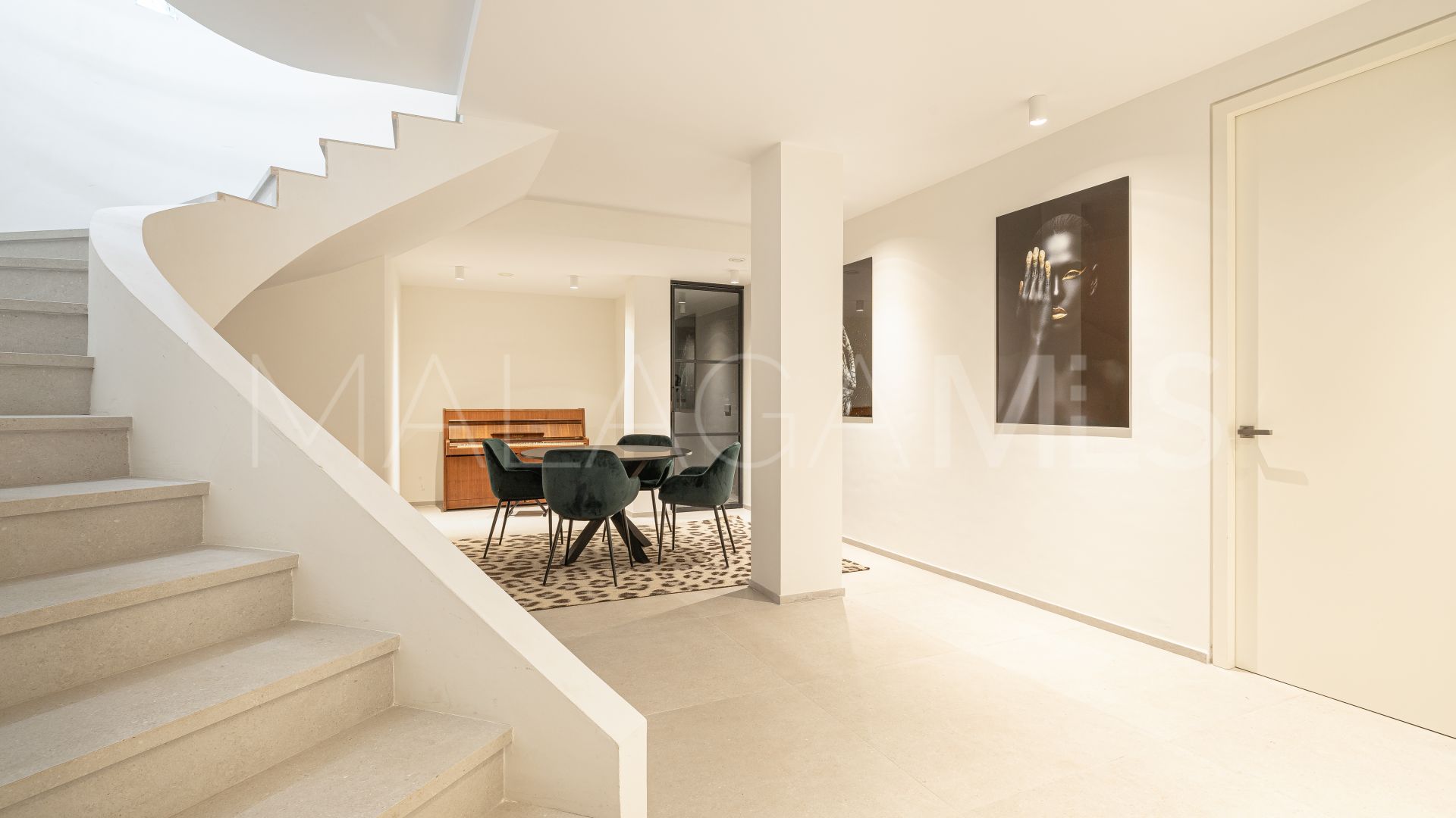 Villa for sale in Elviria