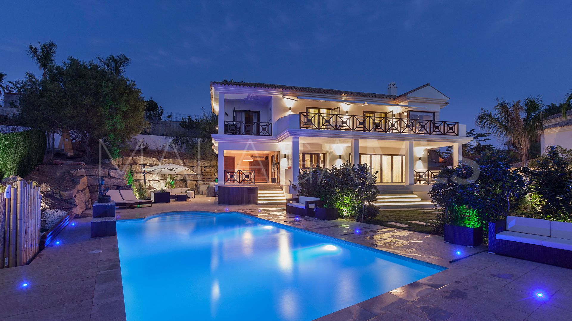 For sale villa with 5 bedrooms in Nueva Andalucia