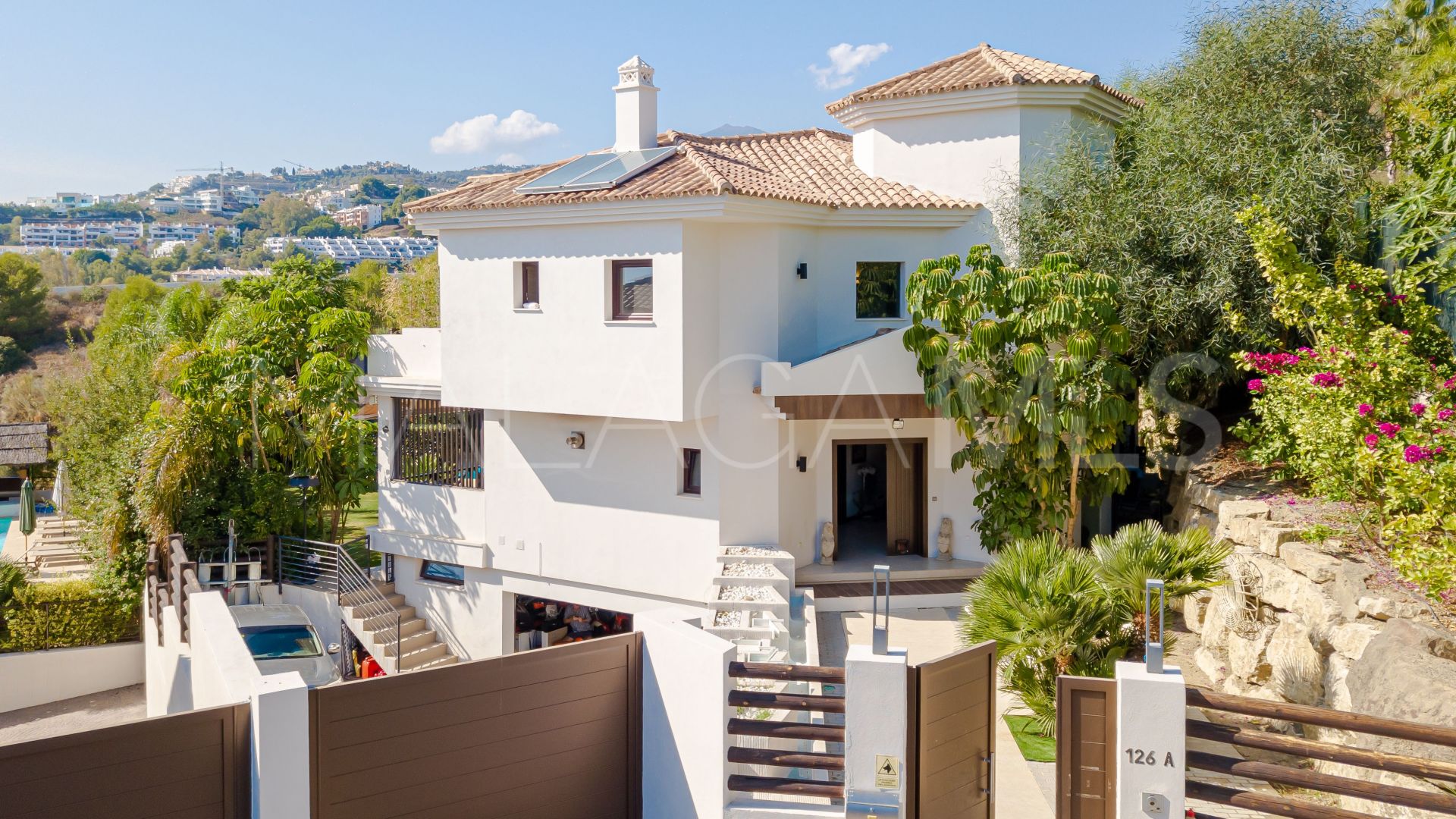 For sale villa with 5 bedrooms in Nueva Andalucia