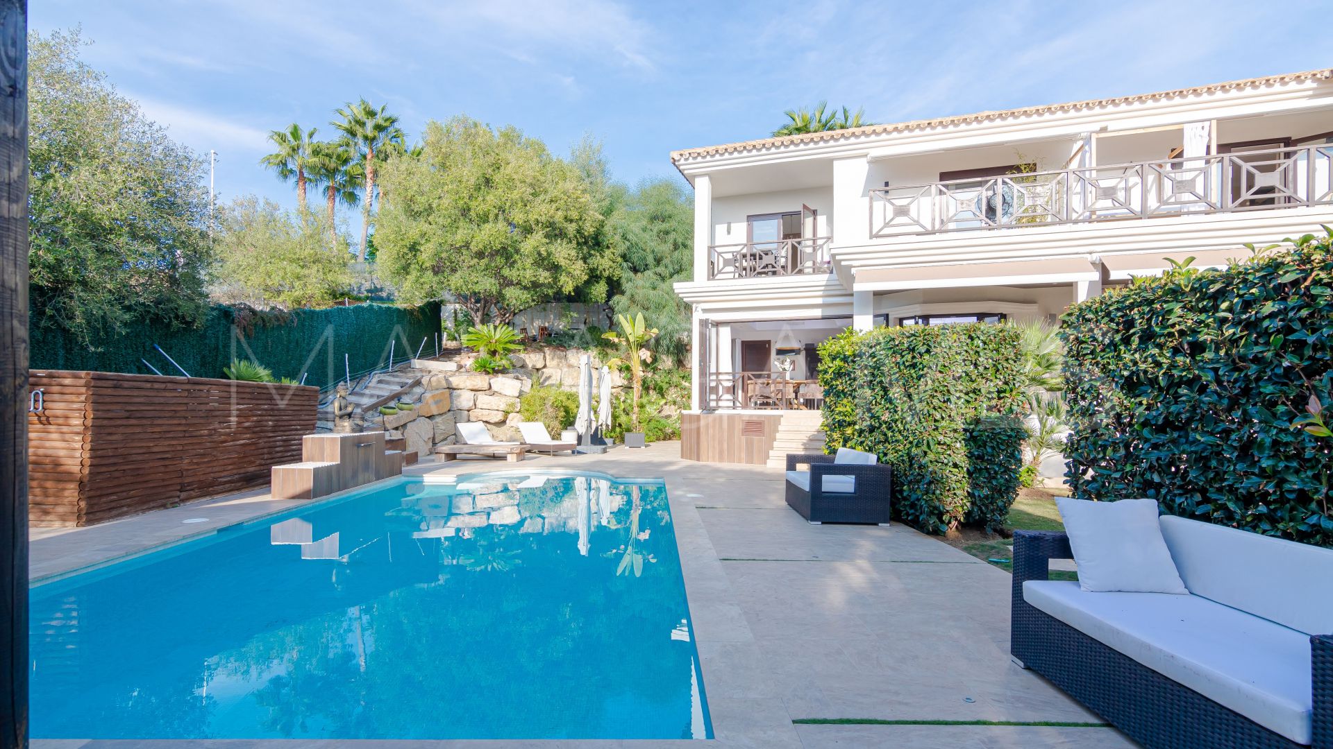 For sale villa with 5 bedrooms in Nueva Andalucia