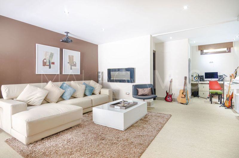 For sale villa with 5 bedrooms in Nueva Andalucia