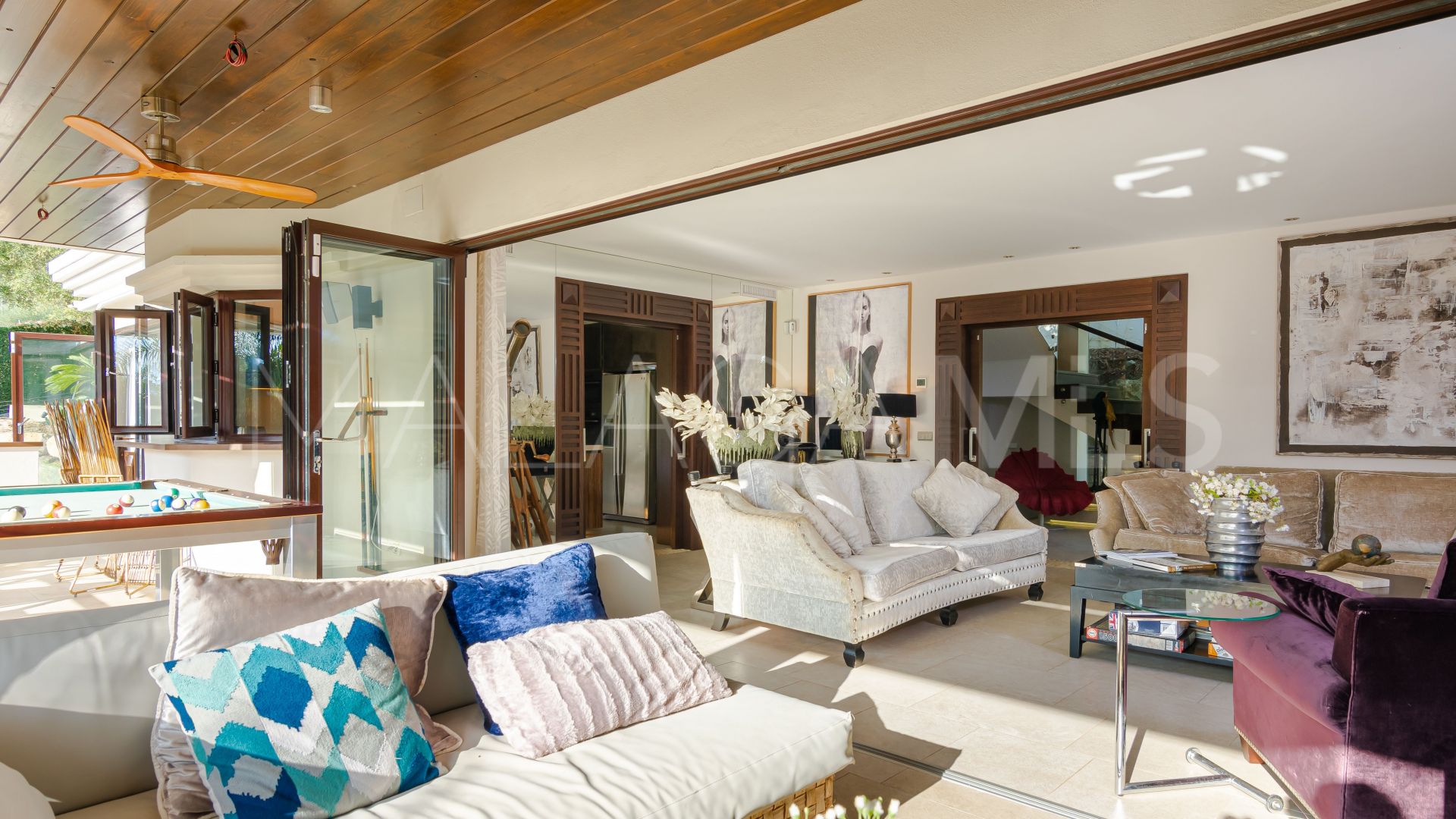 For sale villa with 5 bedrooms in Nueva Andalucia