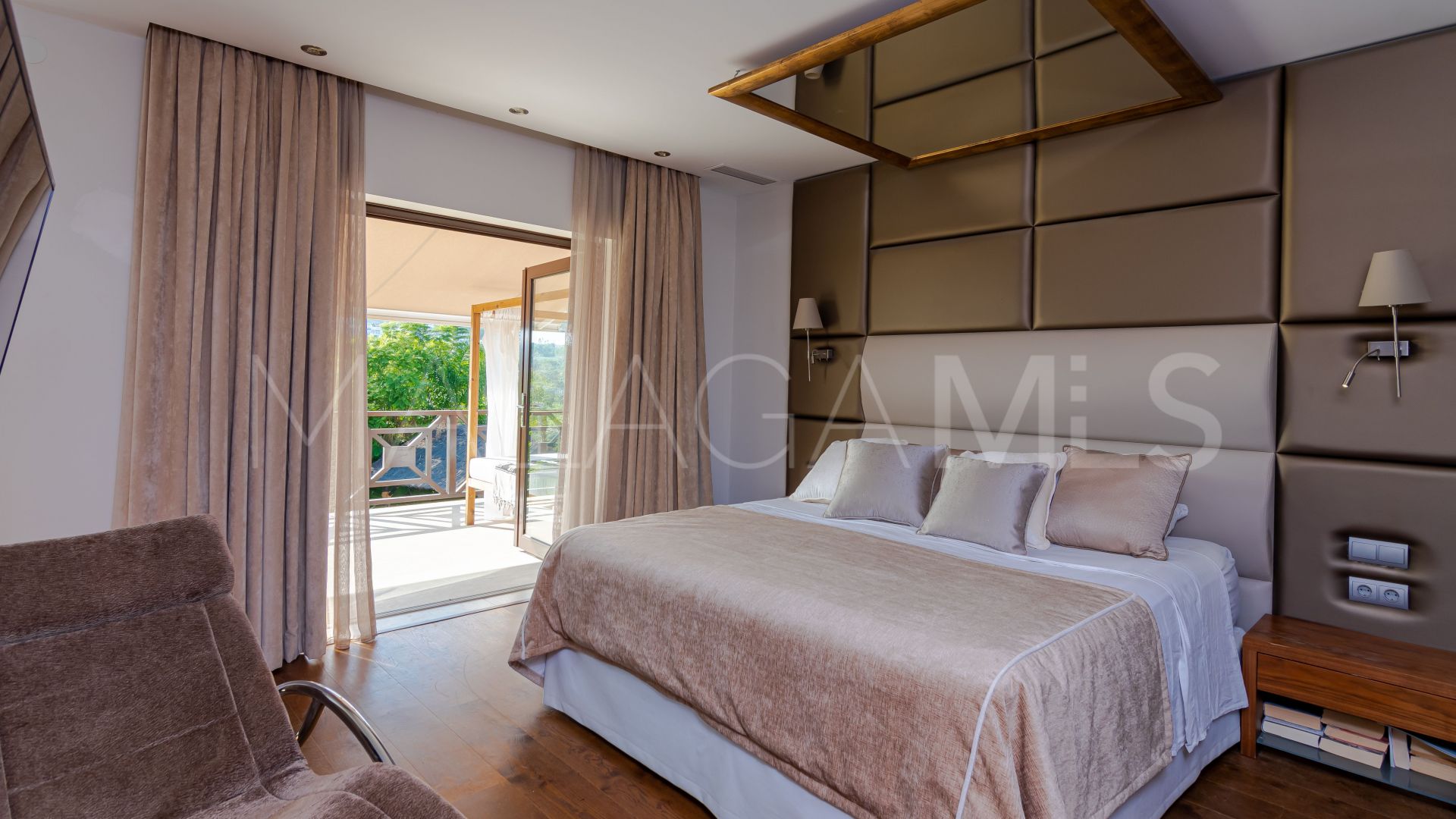 For sale villa with 5 bedrooms in Nueva Andalucia