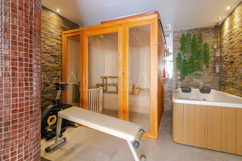 For sale villa with 5 bedrooms in Nueva Andalucia