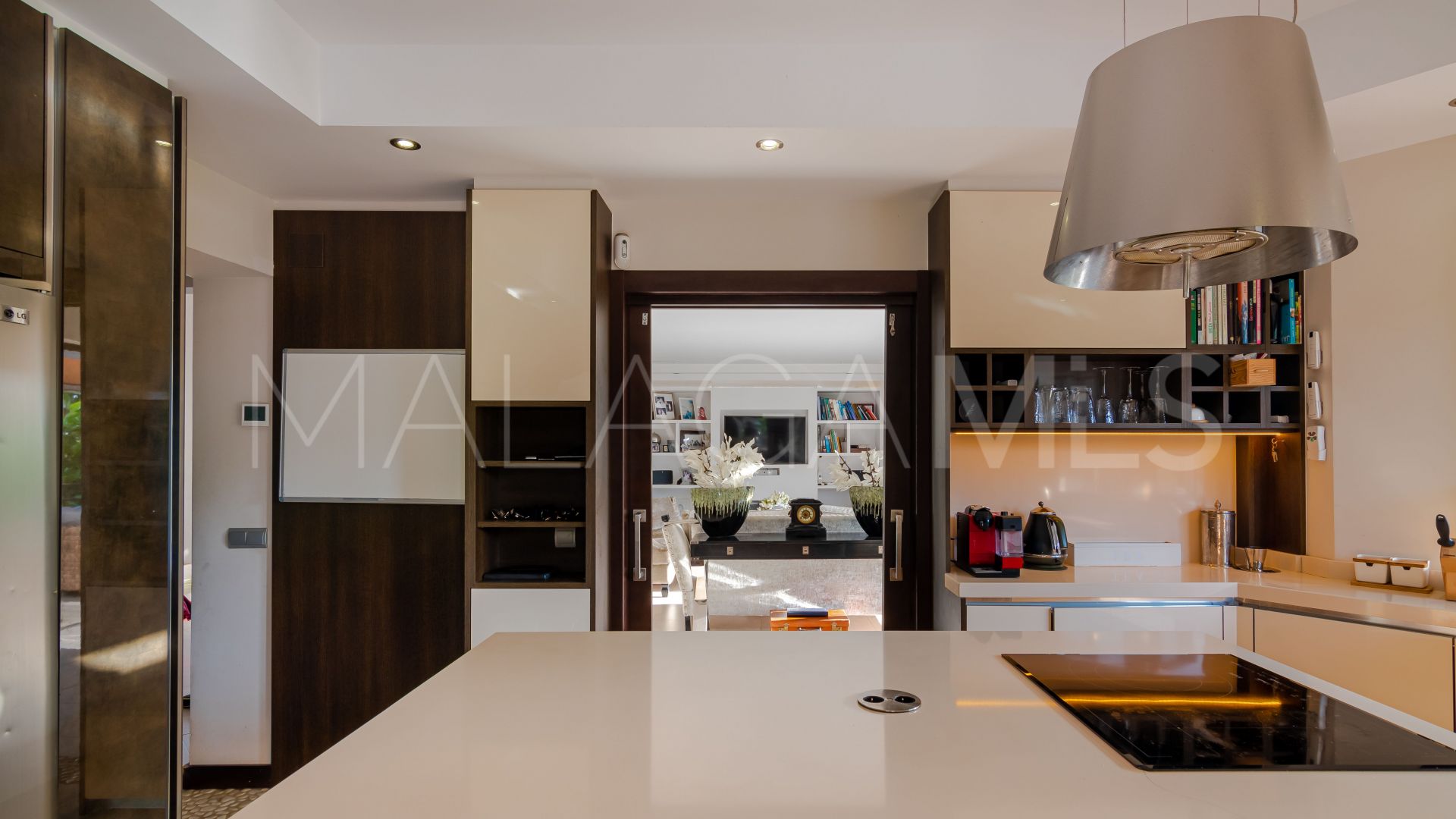 For sale villa with 5 bedrooms in Nueva Andalucia