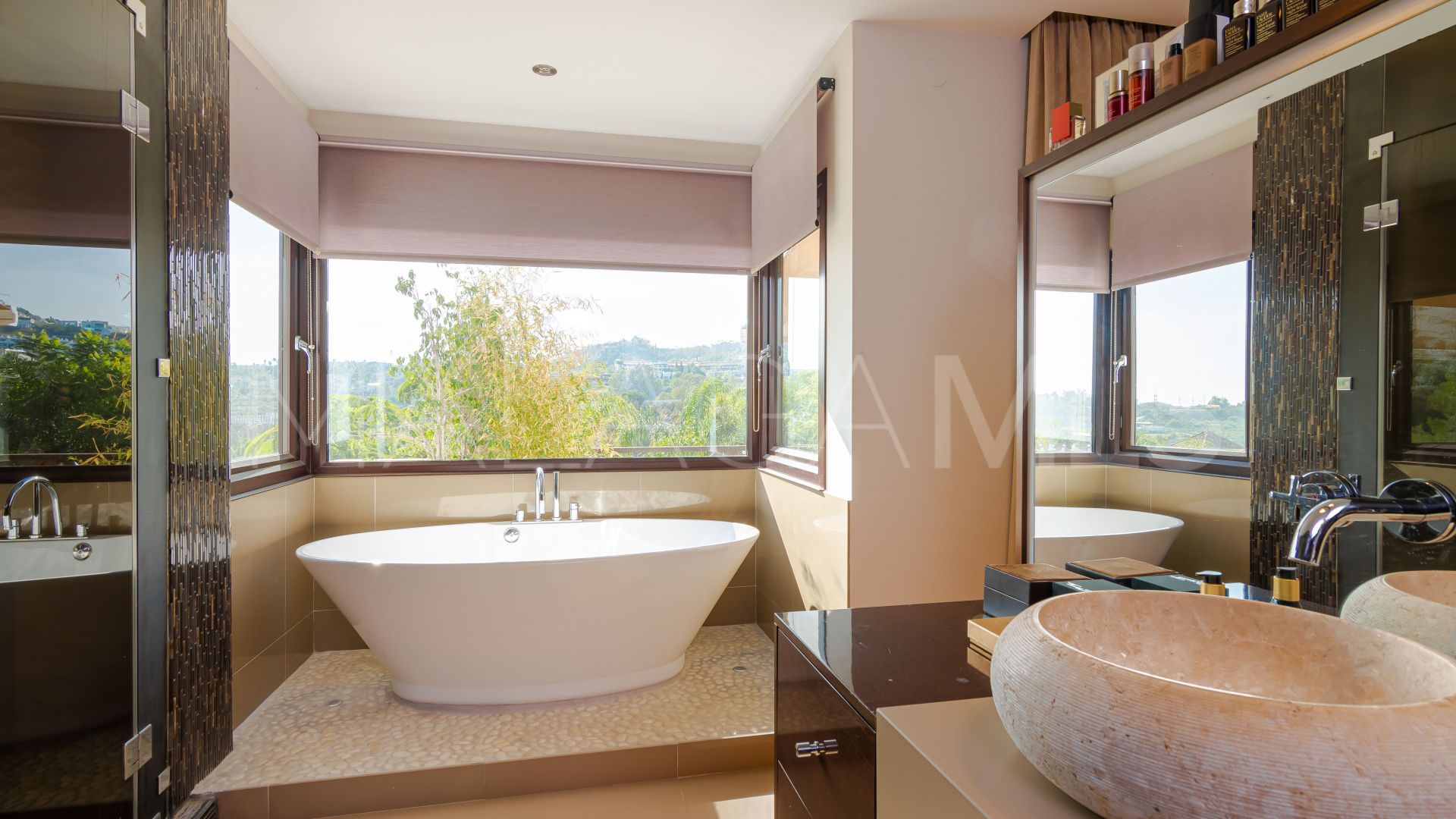 For sale villa with 5 bedrooms in Nueva Andalucia