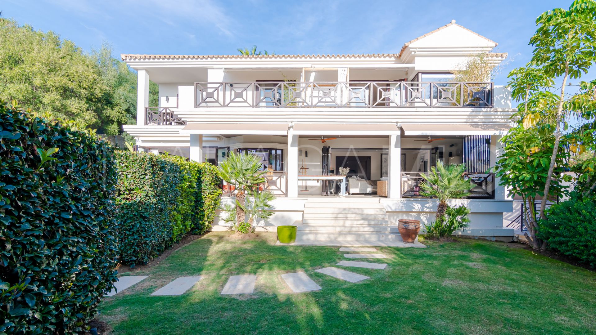 For sale villa with 5 bedrooms in Nueva Andalucia