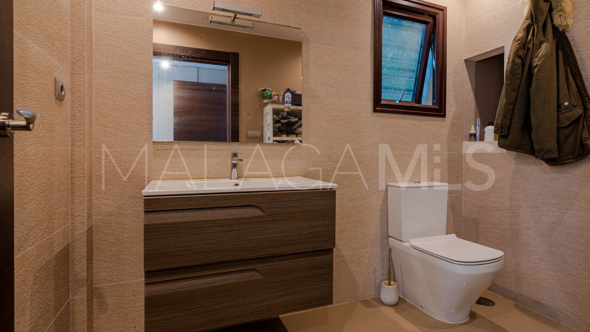 For sale villa with 5 bedrooms in Nueva Andalucia