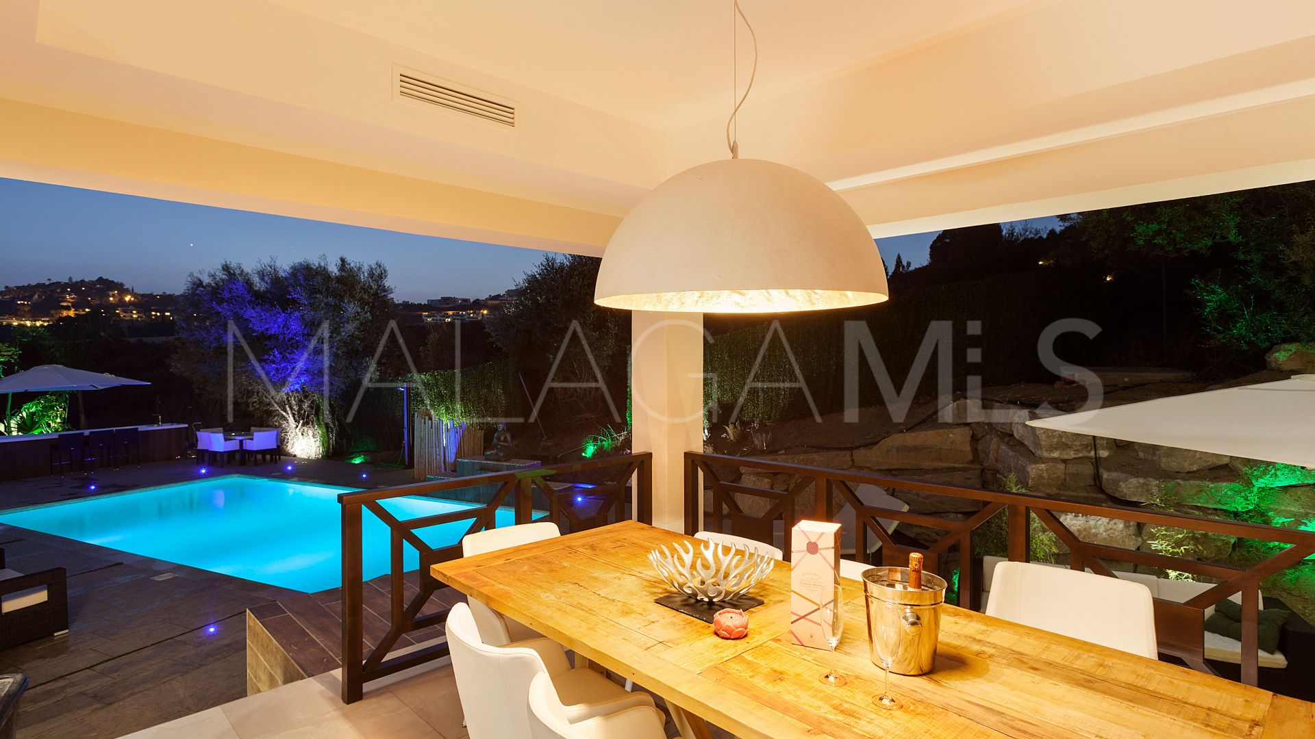 For sale villa with 5 bedrooms in Nueva Andalucia