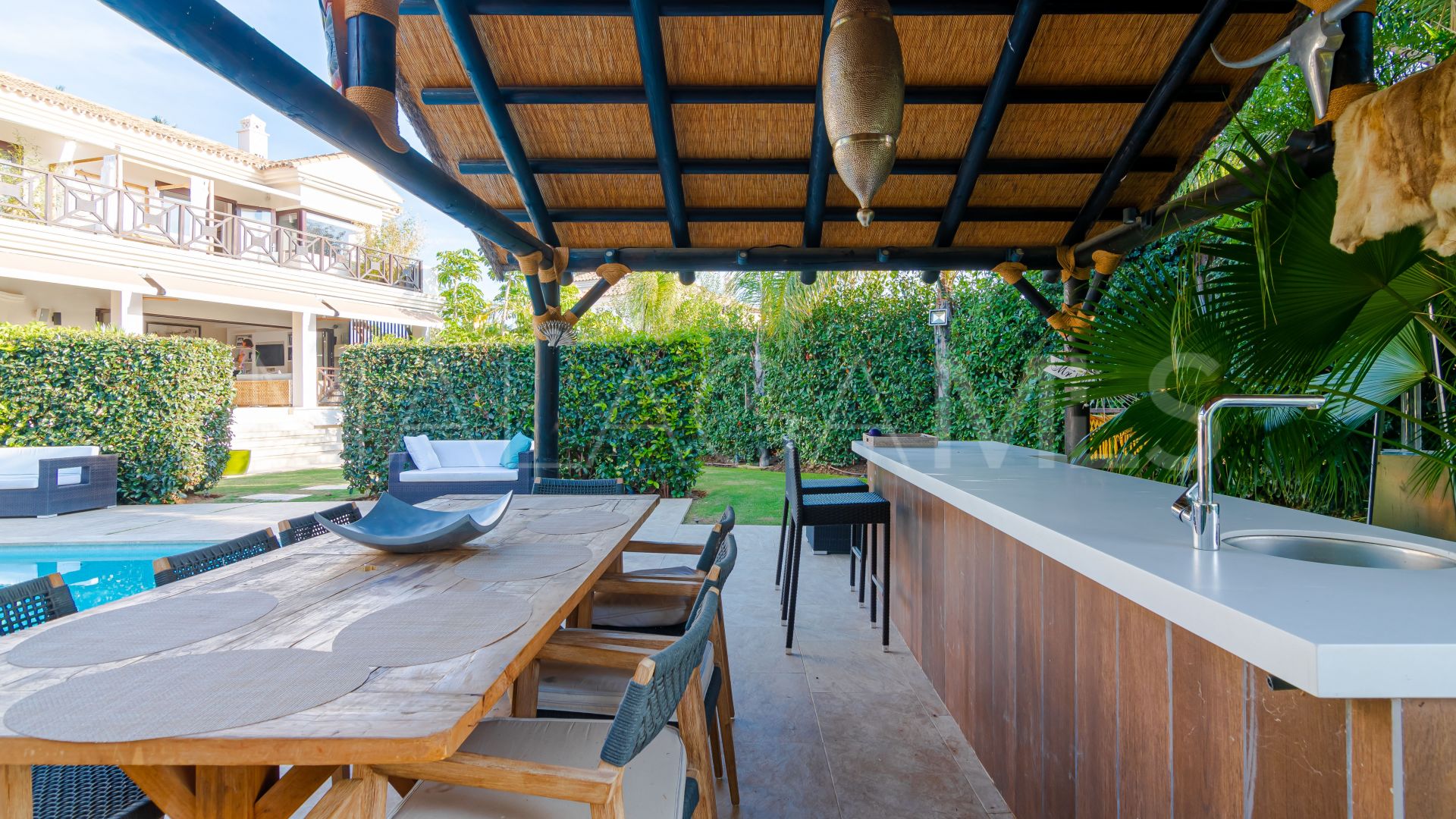 For sale villa with 5 bedrooms in Nueva Andalucia