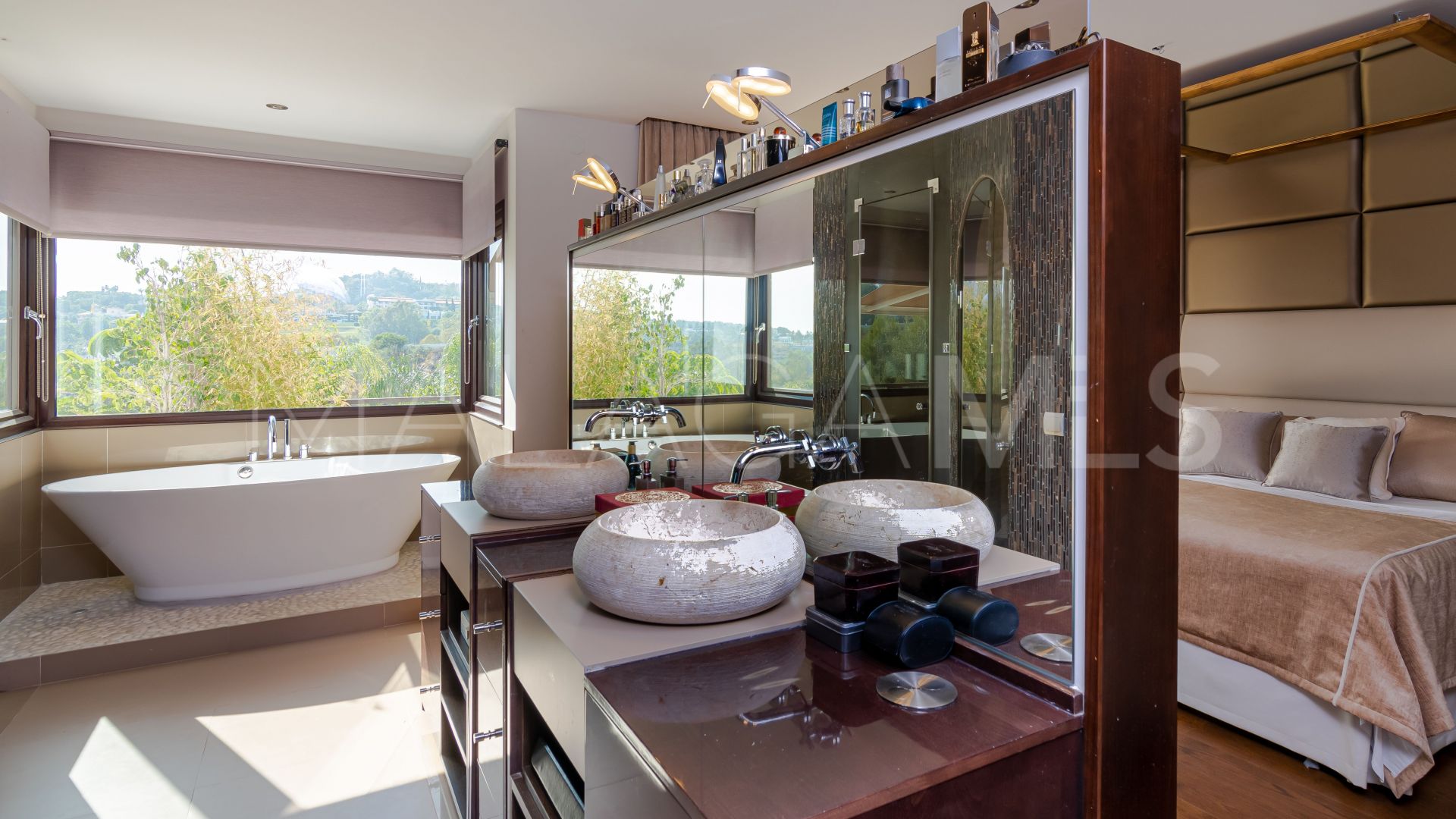 For sale villa with 5 bedrooms in Nueva Andalucia