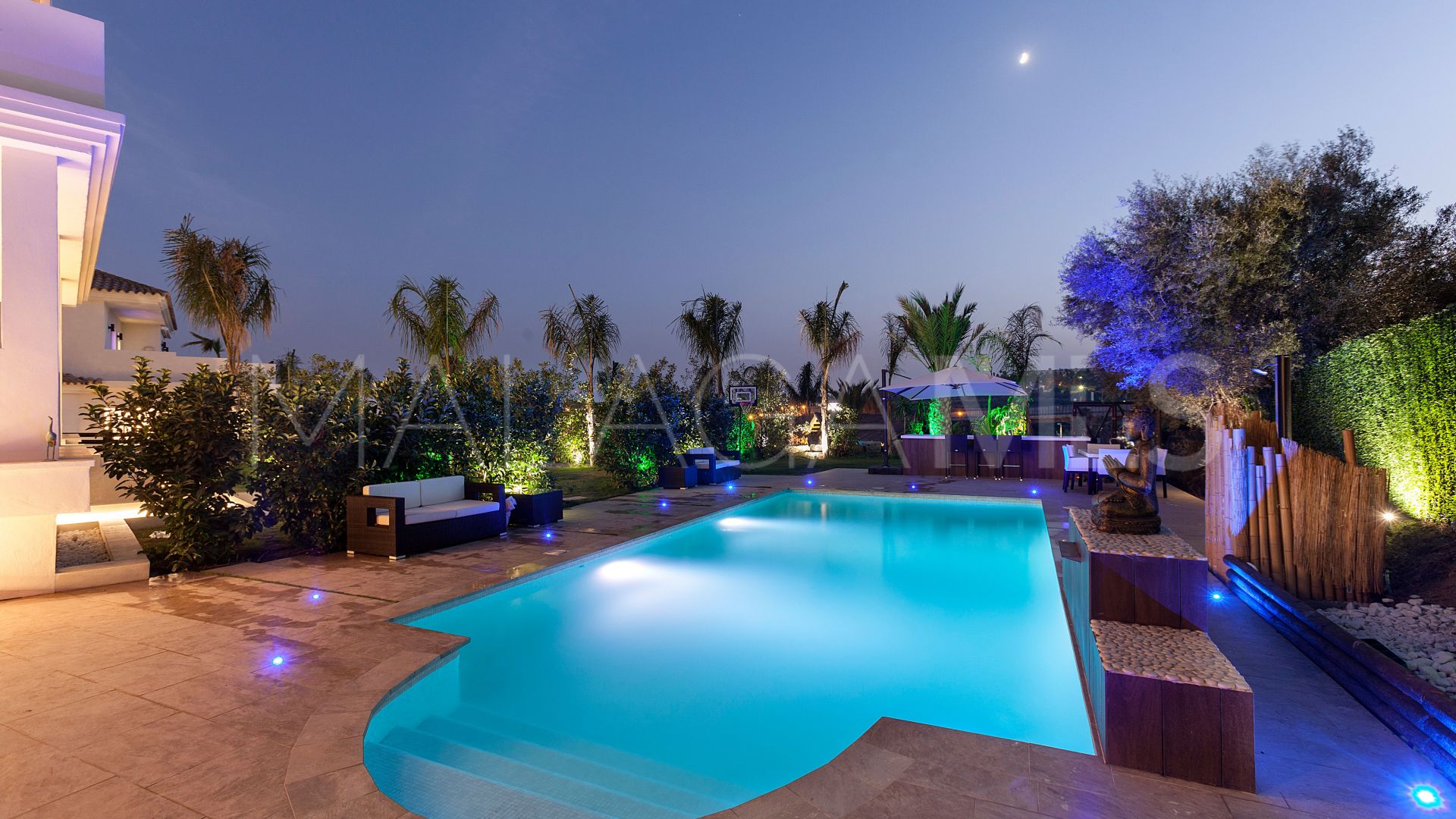 For sale villa with 5 bedrooms in Nueva Andalucia