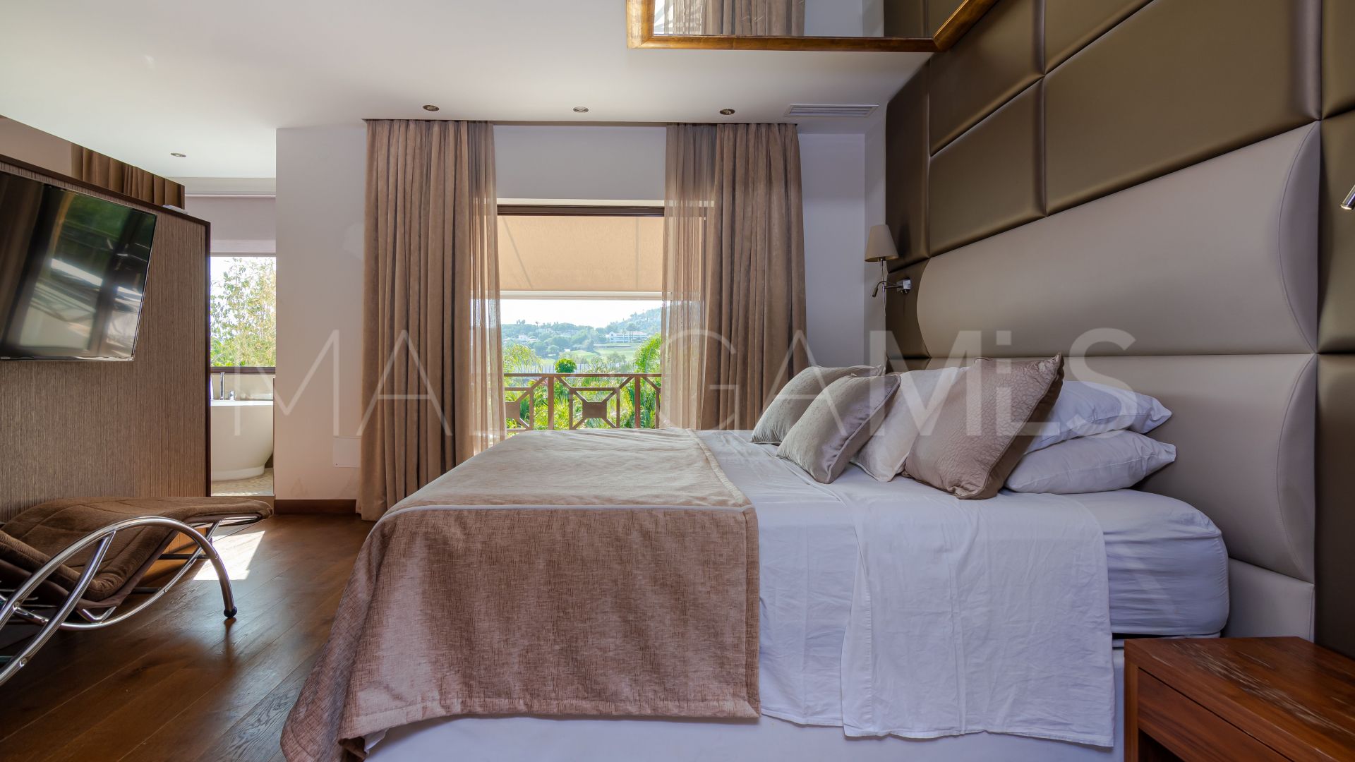 For sale villa with 5 bedrooms in Nueva Andalucia