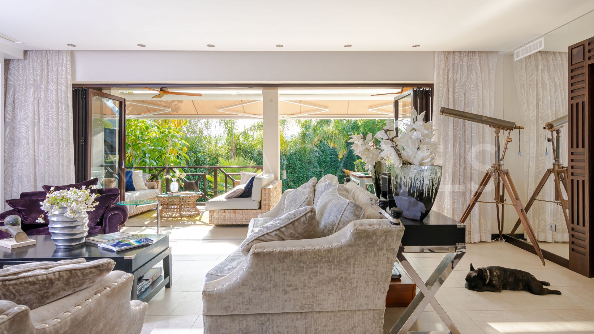 For sale villa with 5 bedrooms in Nueva Andalucia