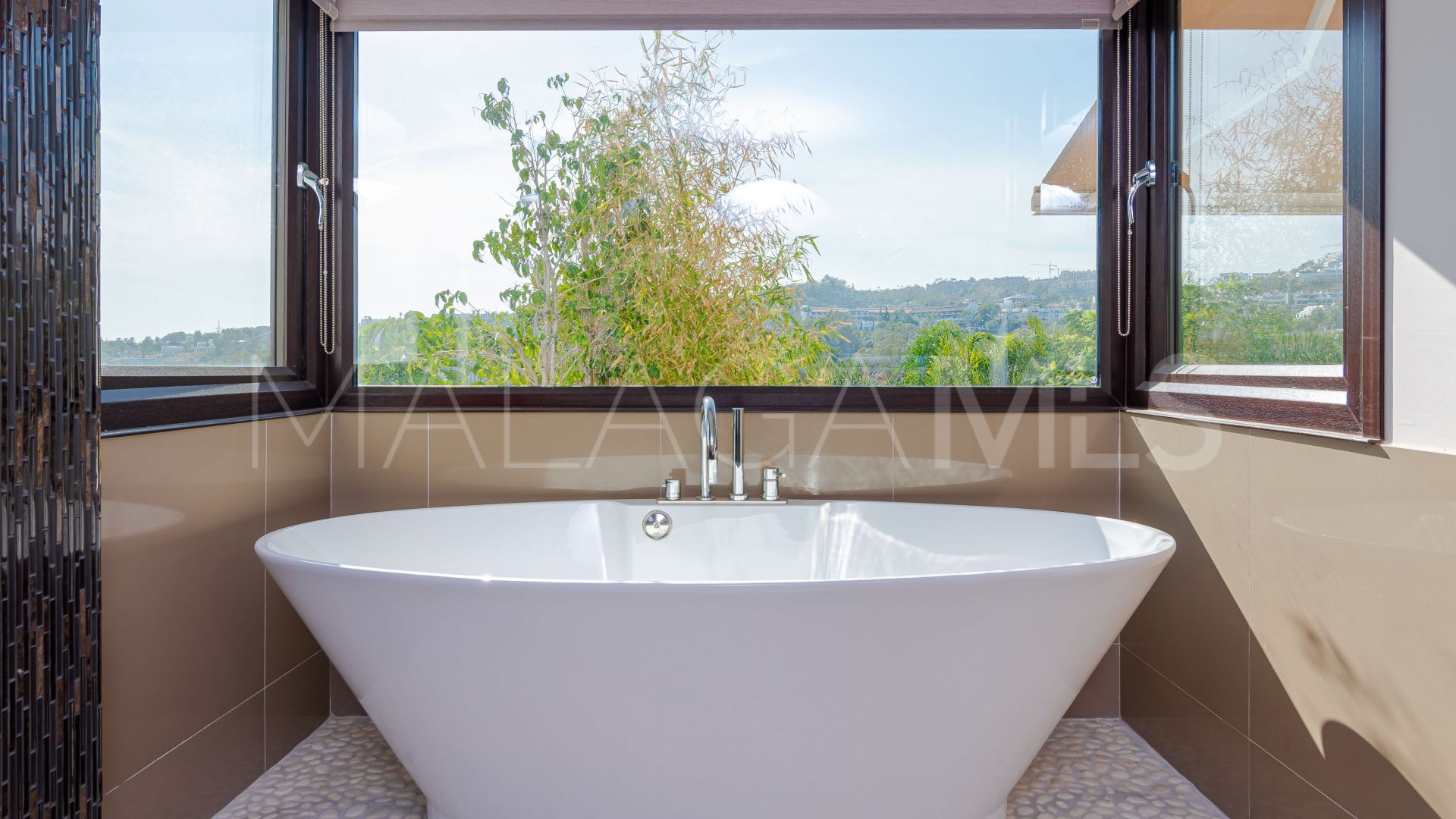 For sale villa with 5 bedrooms in Nueva Andalucia