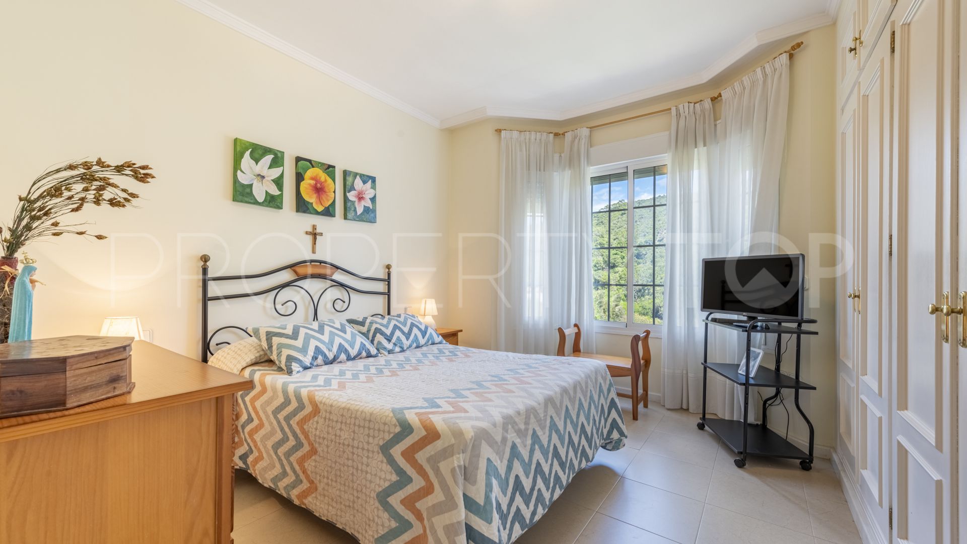 For sale Benahavis Centro apartment with 2 bedrooms