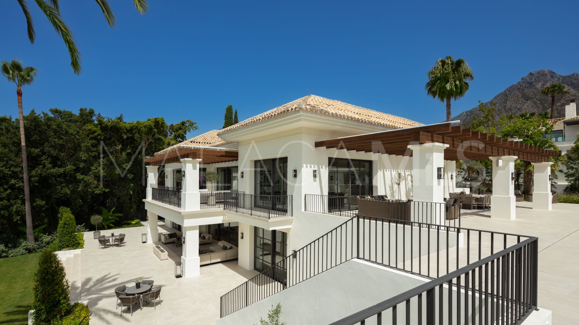 Buy villa in Nagüeles with 8 bedrooms