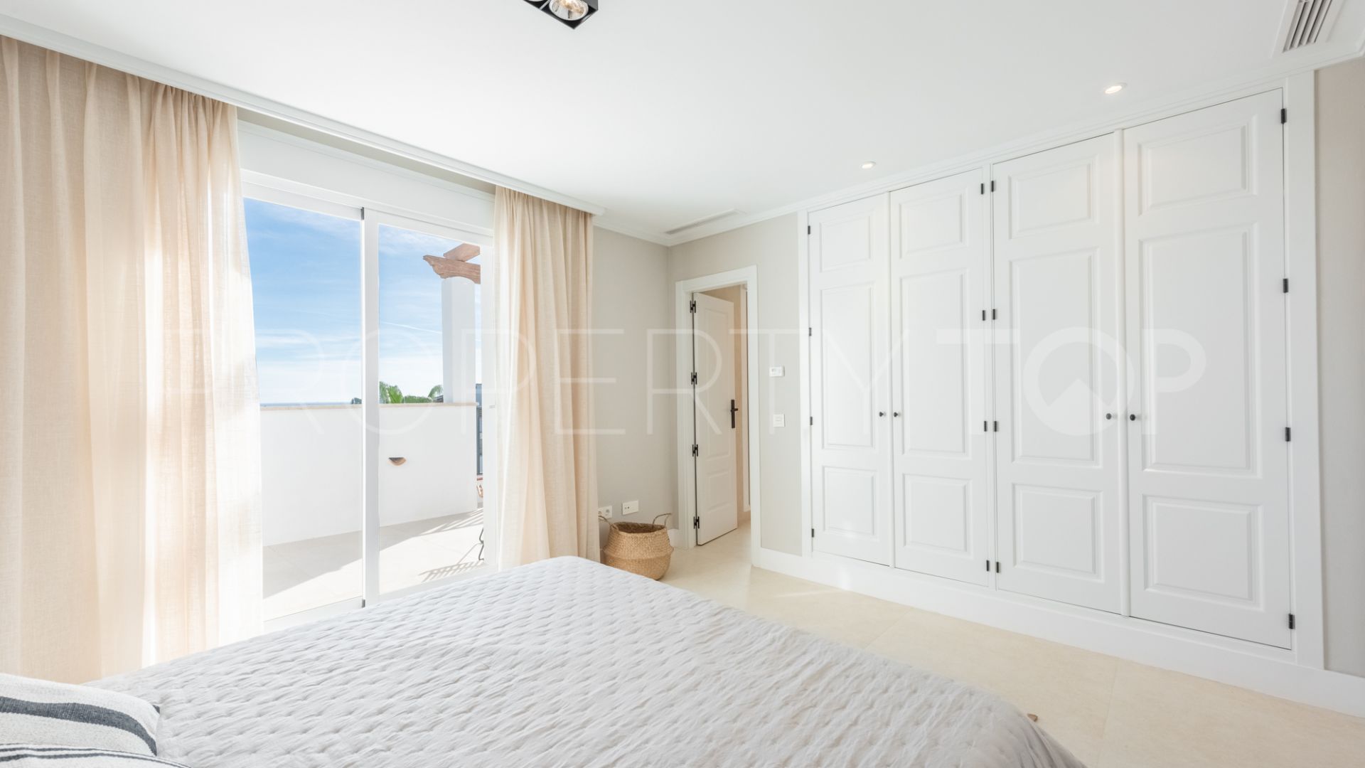 Comprar atico duplex con 4 dormitorios en Aloha Royal