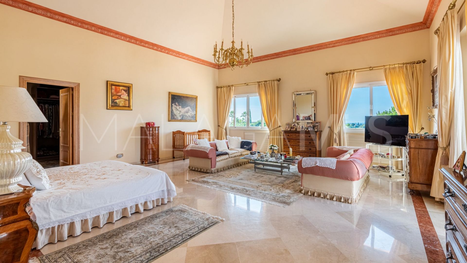 5 bedrooms villa in El Paraiso for sale