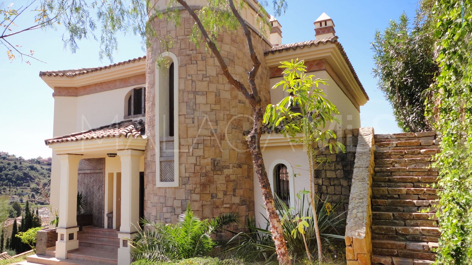 Buy villa with 5 bedrooms in Los Arqueros
