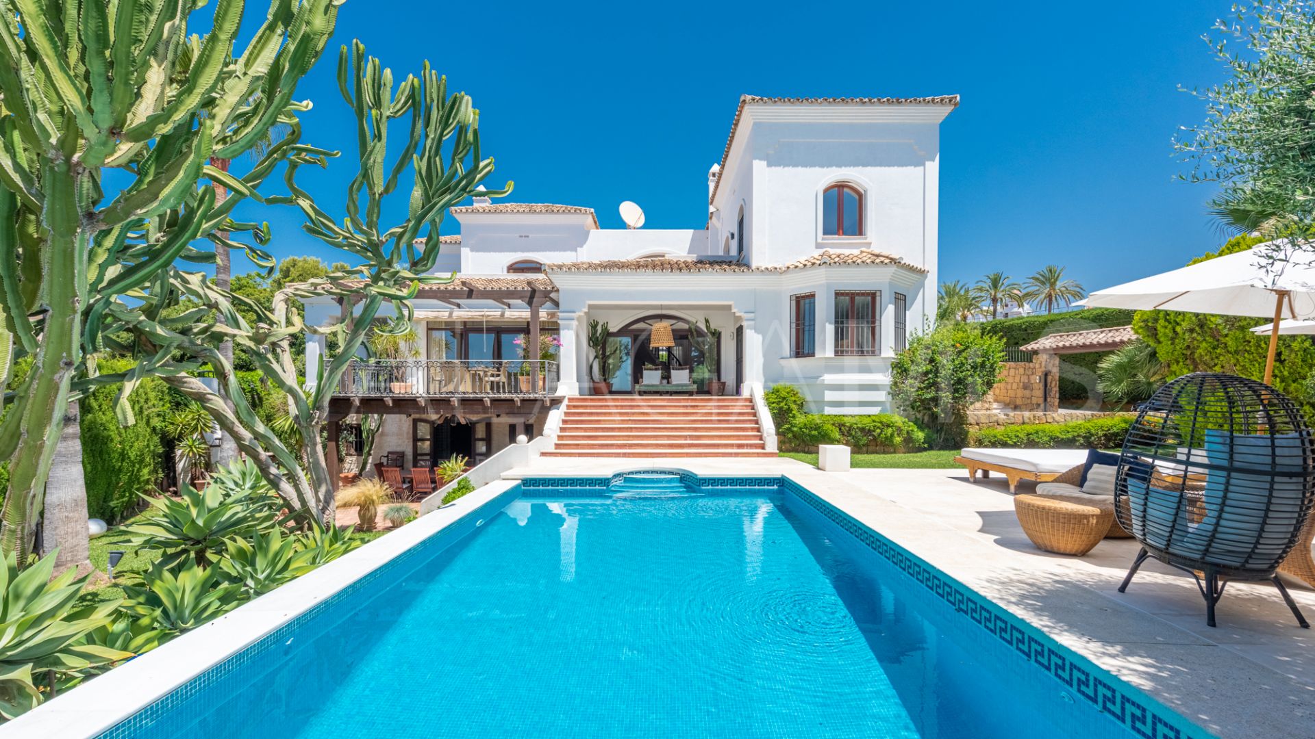 For sale villa in Nueva Andalucia