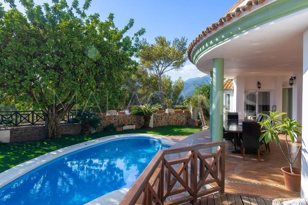 Buy villa with 4 bedrooms in Cerros del Lago