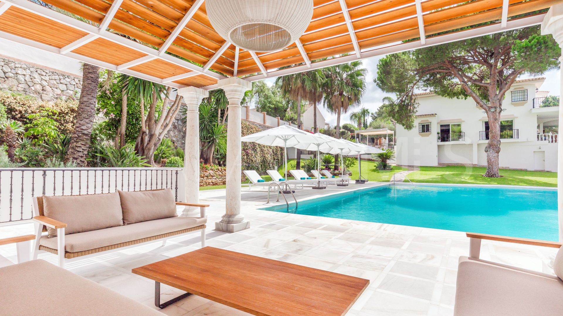 Villa for sale in Rio Real Golf with 7 bedrooms