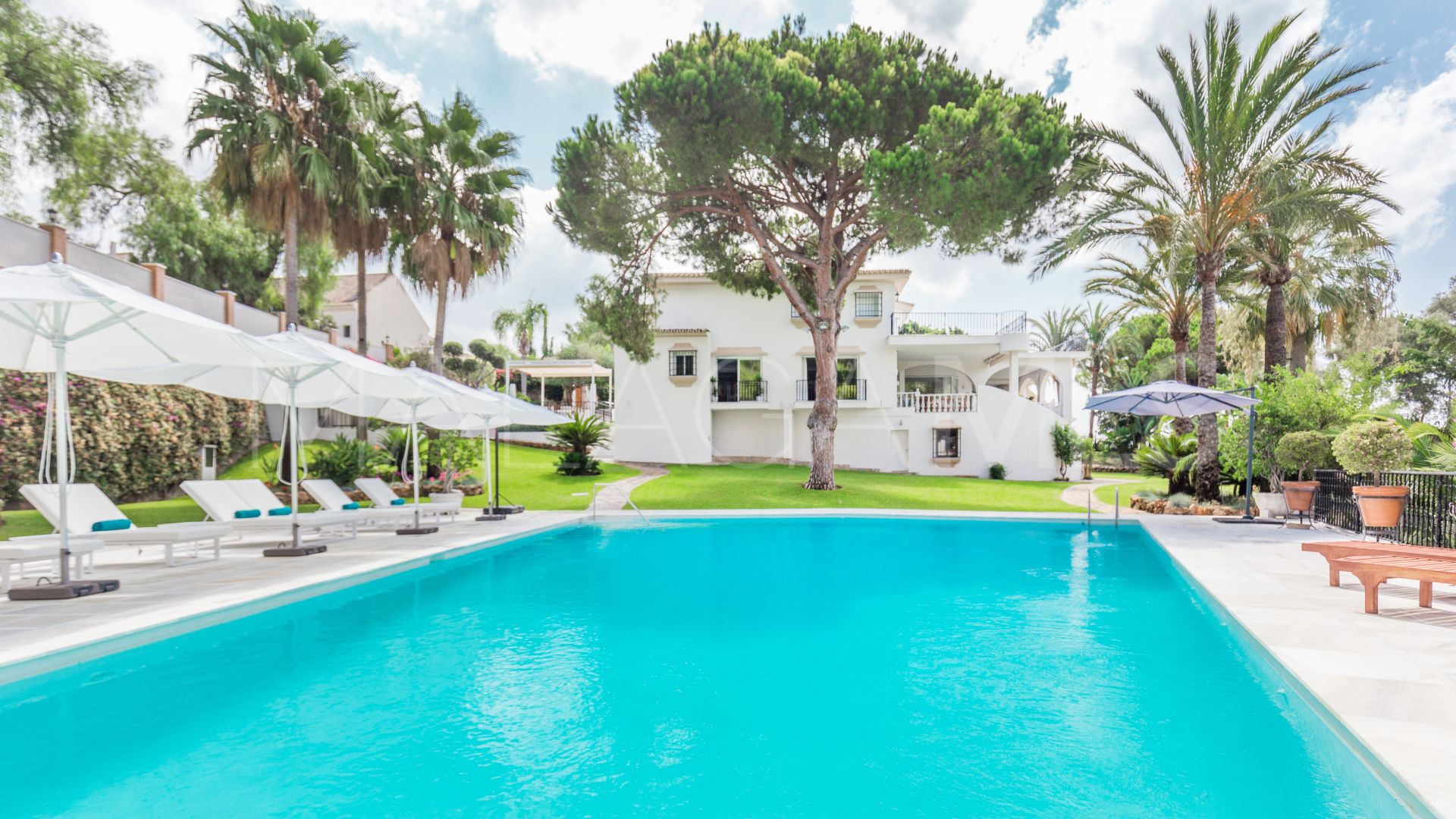 Villa for sale in Rio Real Golf with 7 bedrooms