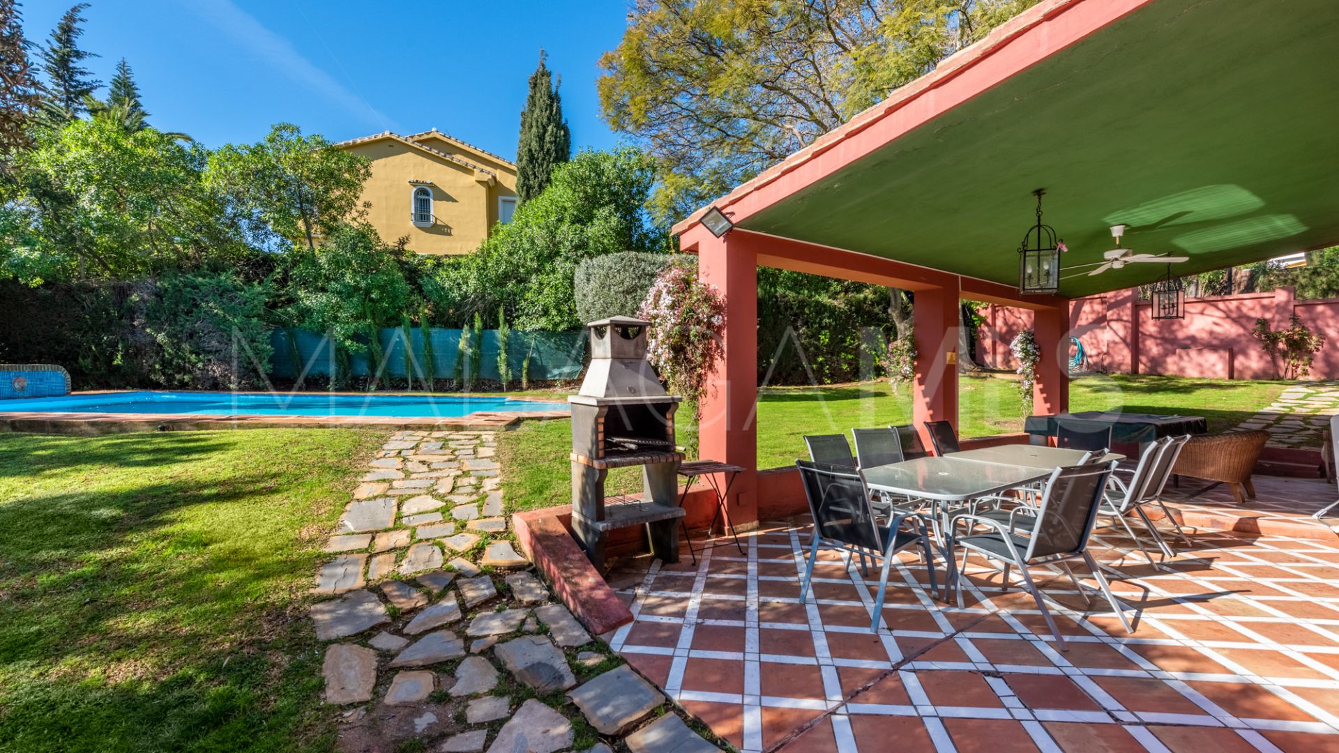 Villa for sale in Elviria